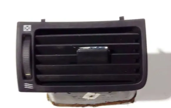 Toyota Avensis T250 Dash center air vent grill