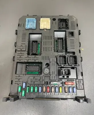 Citroen C5 Fuse module 281197595