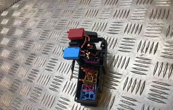 Audi A4 S4 B7 8E 8H Fuse module 8E2937503B