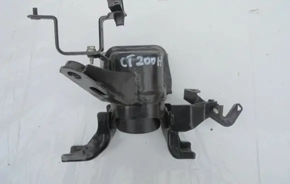 Lexus CT 200H Engine mount bracket