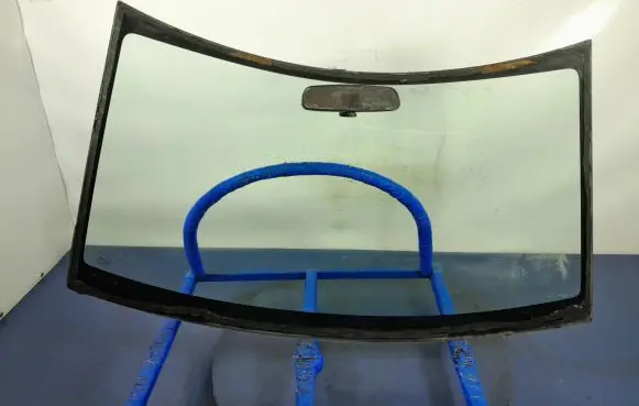 Suzuki Swift I Front windscreen/windshield window 