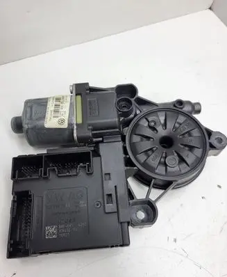 Volkswagen PASSAT B7 Front door window regulator motor 3C0959793C