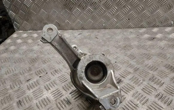 Toyota Prius (XW20) Engine mount bracket