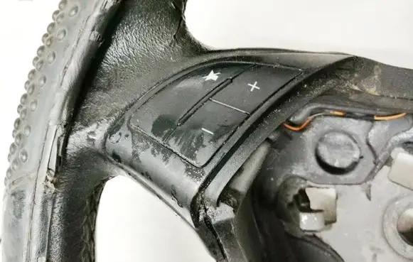 Steering wheel buttons/switches