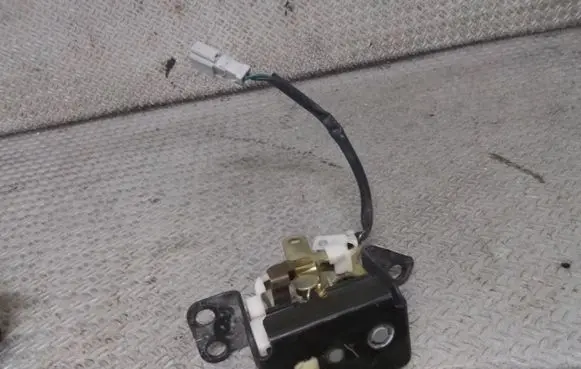Honda CR-V Tailgate window lock/catch/latch 