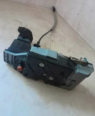 Volvo XC70 Front door lock 30663052