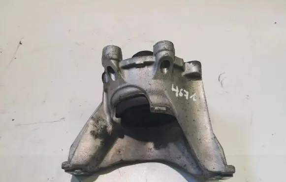 Honda CR-V Engine mount bracket