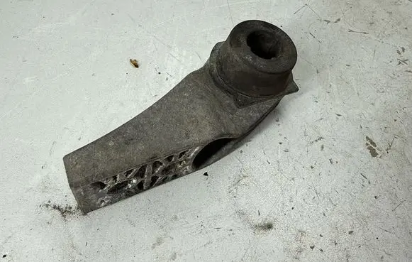 Jeep Cherokee Muffler mount bracket/holder 68141918AA
