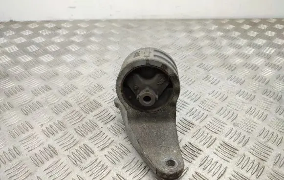 Mitsubishi Grandis Engine mount bracket
