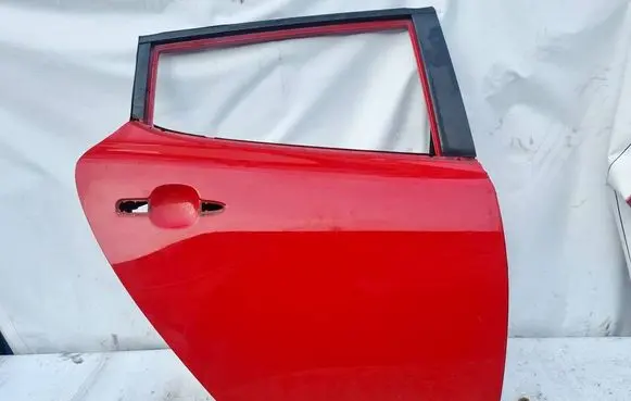 Nissan Leaf I (ZE0) Rear door raudonos