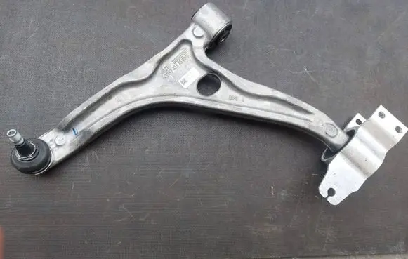 Mercedes-Benz B W247 Front control arm 2473331500 0009976203