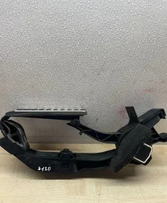 Mercedes-Benz E W211 Accelerator throttle pedal A1713000004
