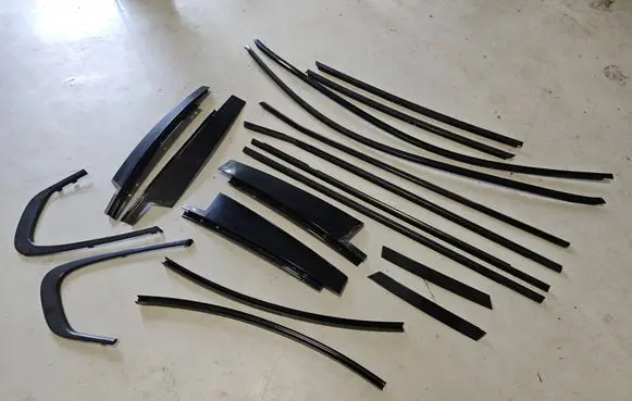 BMW X6 M Front door glass trim molding 51337187205 51337187201