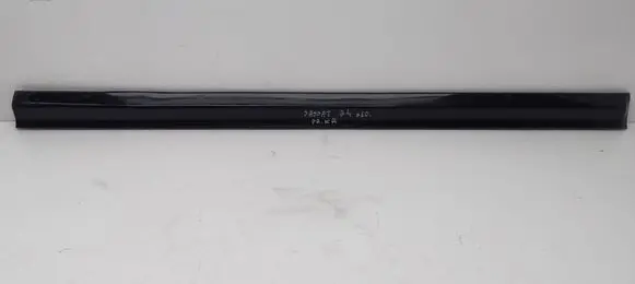 Volkswagen PASSAT B4 Front door trim (molding) 3A0853515A