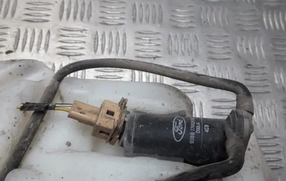 Ford Focus Windscreen/windshield washer pump 93BB17K624BA