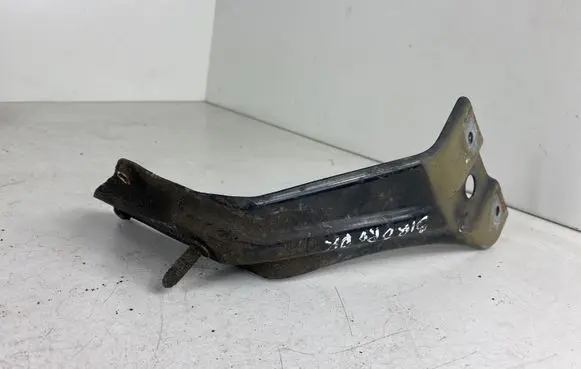 Volkswagen Scirocco Fender mounting bracket 1K8821135