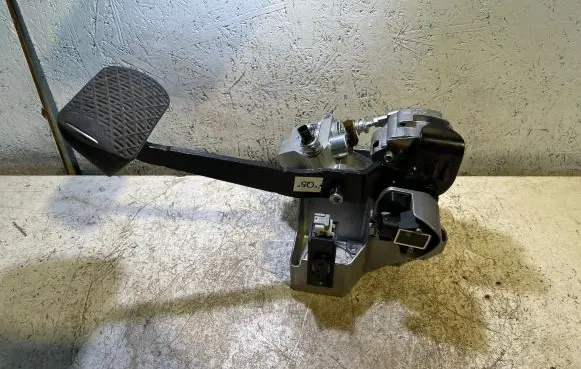 Mercedes-Benz E W212 Brake pedal A2122900201 ZGS008 1405700661