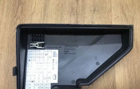 Volvo XC90 Fuse box cover 31398001