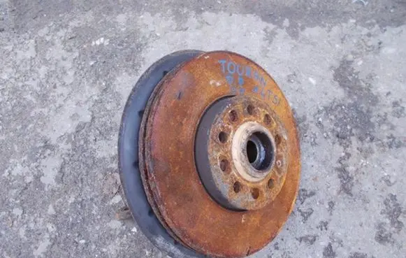 Volkswagen Golf V Front wheel hub spindle knuckle