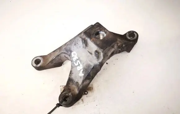 Engine mounting bracket