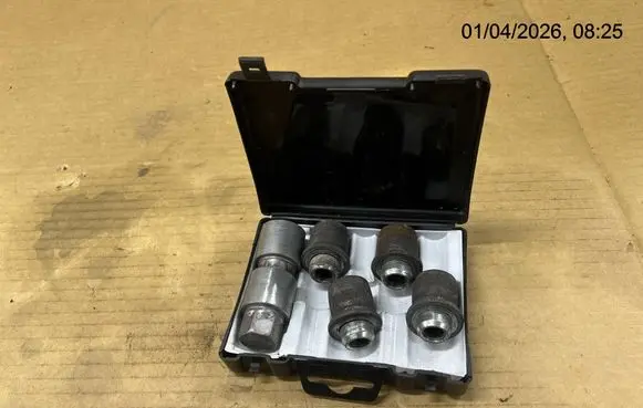 Mitsubishi Grandis Anti-theft wheel nuts and lock SPO29833
