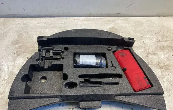 Volkswagen Touran III Tool set 5TA012115D