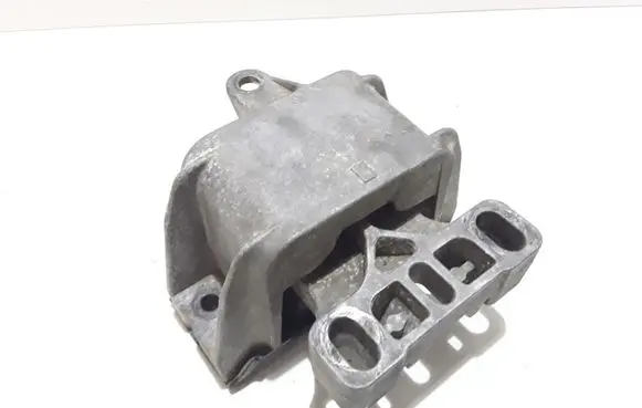 Volkswagen Golf IV Engine mount bracket