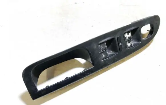 Volkswagen PASSAT B6 Front door window switch trim 3c1867171