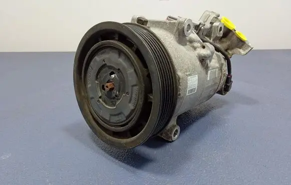 Renault Megane III Air conditioning (A/C) compressor (pump) 8200939386