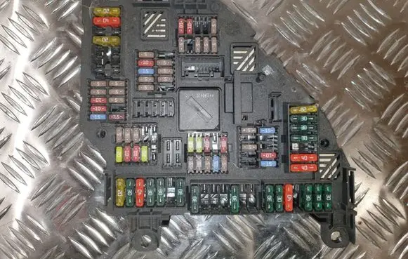 BMW 5 F10 F11 Fuse module 9252813