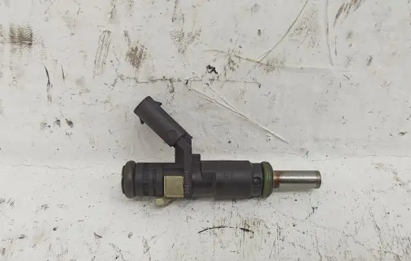 Mercedes-Benz ML W164 Fuel injector A2720780249