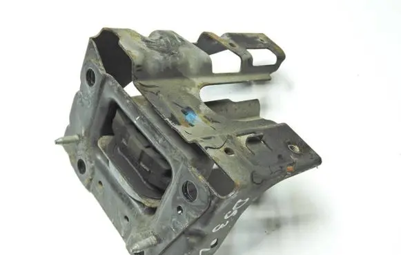 Citroen DS3 Engine mounting bracket