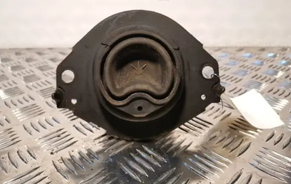 Jeep Grand Cherokee Engine mount bracket