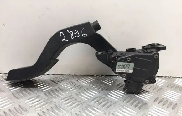Volkswagen PASSAT B5.5 Accelerator throttle pedal 8D1721523F