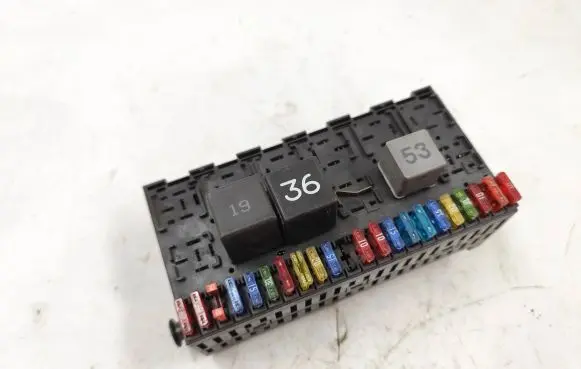 Volkswagen PASSAT B4 Fuse box set 357937039