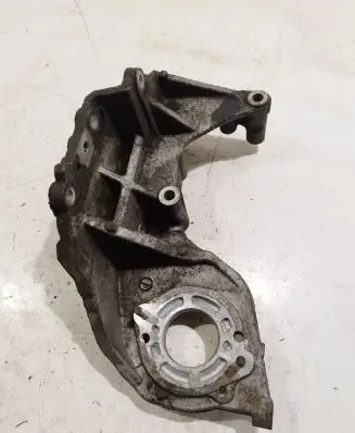 Mazda 6 Engine mounting bracket