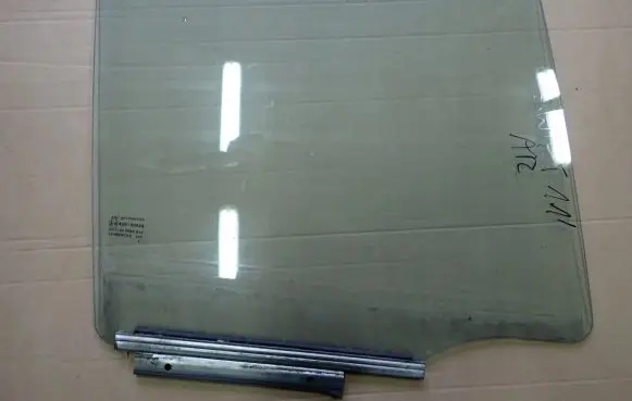Suzuki Swift II Sliding door window/glass 