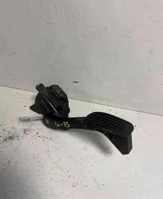 Accelerator throttle pedal