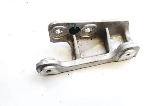 Engine mounting bracket
