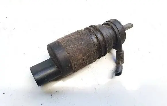 Volkswagen PASSAT B5 Windscreen/windshield washer pump