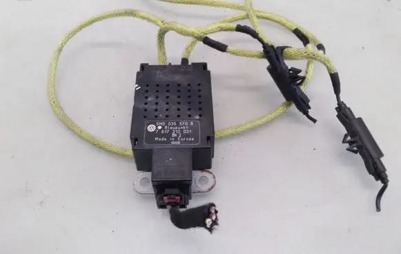 Volkswagen Golf V Aerial antenna amplifier 5M0035570B