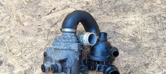 BMW 3 E90 E91 Water pump 7561229