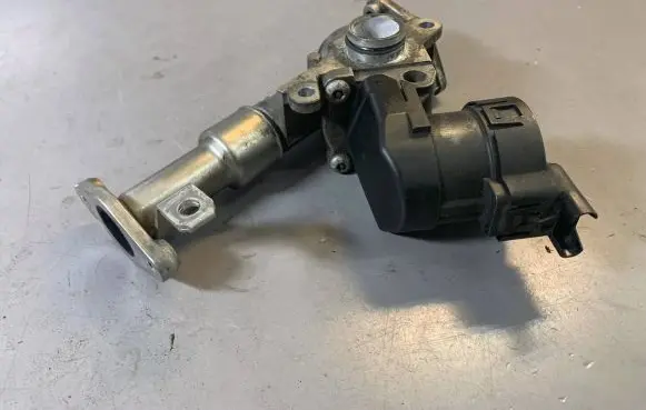 BMW 3 E90 E91 EGR valve 7563241 11717563241