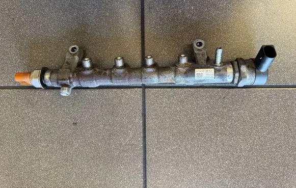 Volkswagen Touran II Fuel main line pipe 03L089N