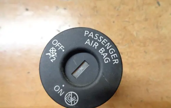 Nissan Note (E12) Passenger airbag on/off switch 