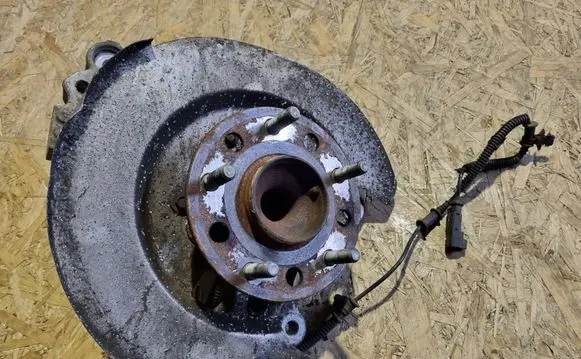 Rear wheel hub
