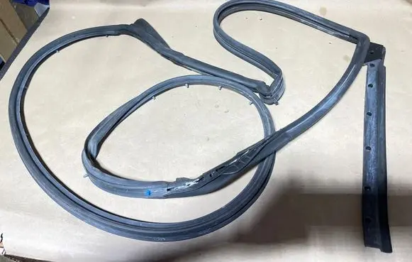 Nissan Leaf II (ZE1) Rubber seal rear door 828315SL0