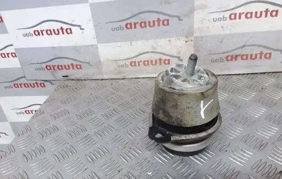Volkswagen Touareg I Engine mount bracket 7L6199131