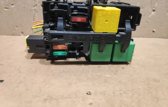 Peugeot Expert Relay mounting block 9806192580