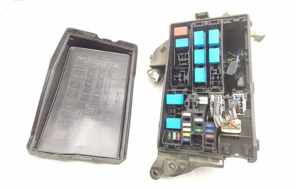 Lexus IS 220D-250-350 Fuse module 8266253070